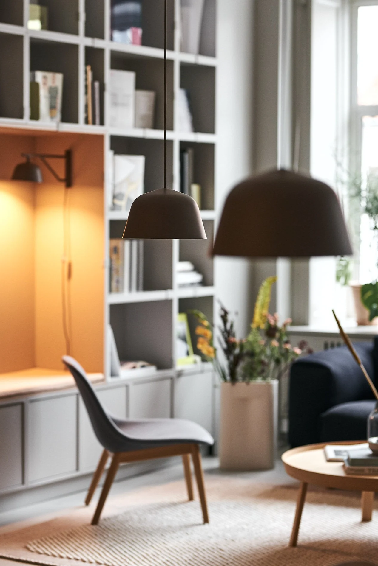 Taklampan Ambit från Muuto sprider varmt sken i Muutos vardagsrum. 