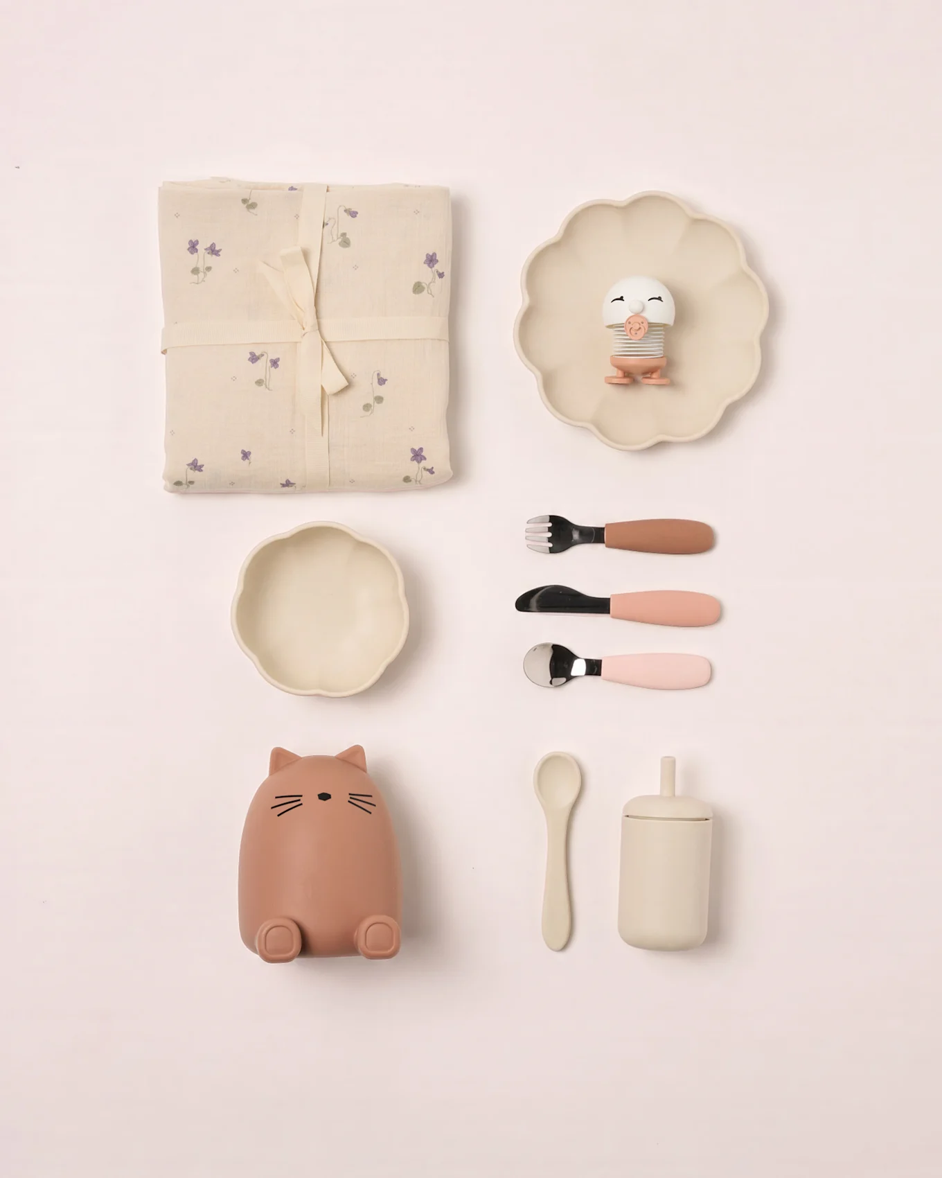 Babyset: blommig filt, vågig tallrik med fågelleksak, skål, kattbehållare, bestick, sked och mugg med lock.