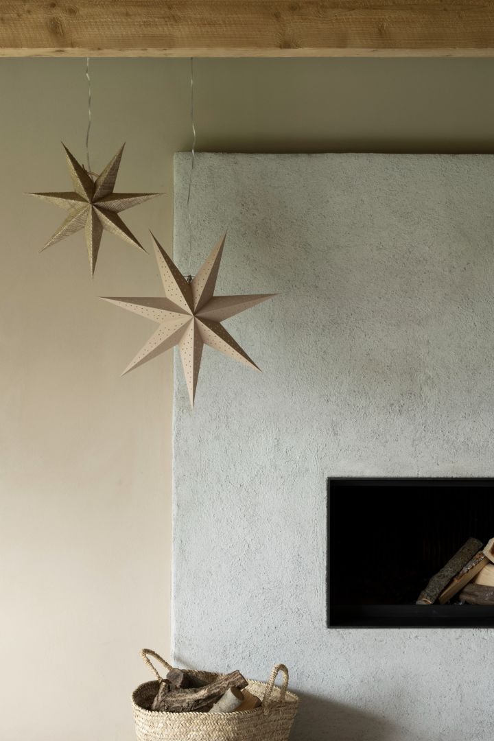 Adventsstjärnor 2023 från Watt & Veke - Vera & Stella i brunt papper som är vackra att dekorera hemmet med på oväntade platser. 