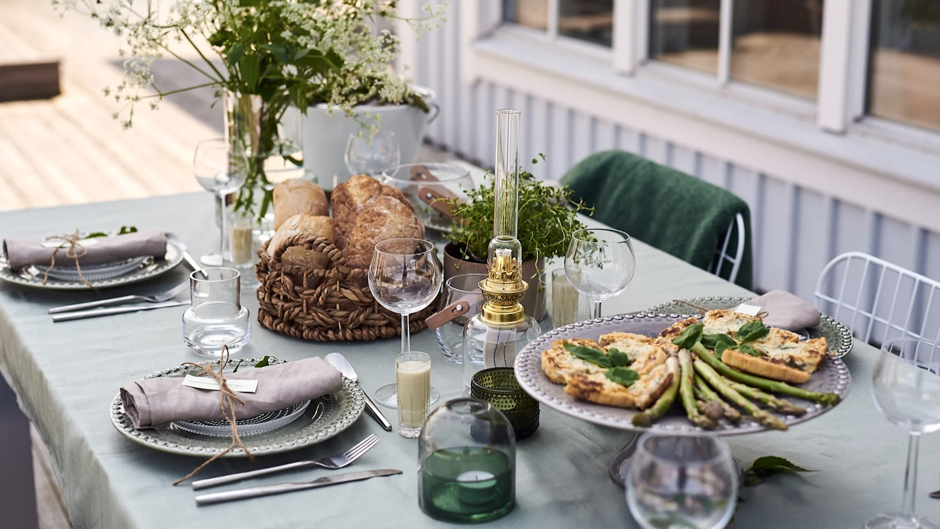 Det står dukat på verandan för trädgårdsfest med grönt tema och vegetariska rätter.