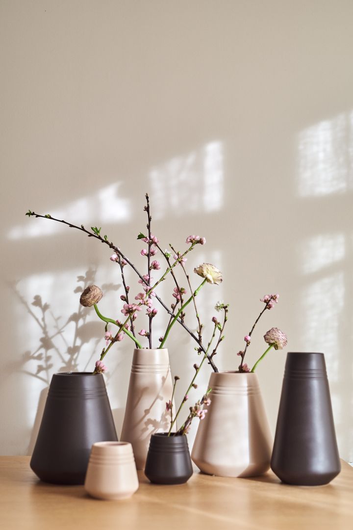 Lines vaser i brunt och beigt från NJRD formgivna av Bernadotte & Kylberg är några av säsongens stora vaser för vårens blomster.