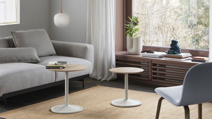 Stylingtips från Muuto - inred med Soft sidobord i vitt och trä tillsammans med Rime taklampa som skapar den perfekta balansen mellan arbete och hemmalivet.