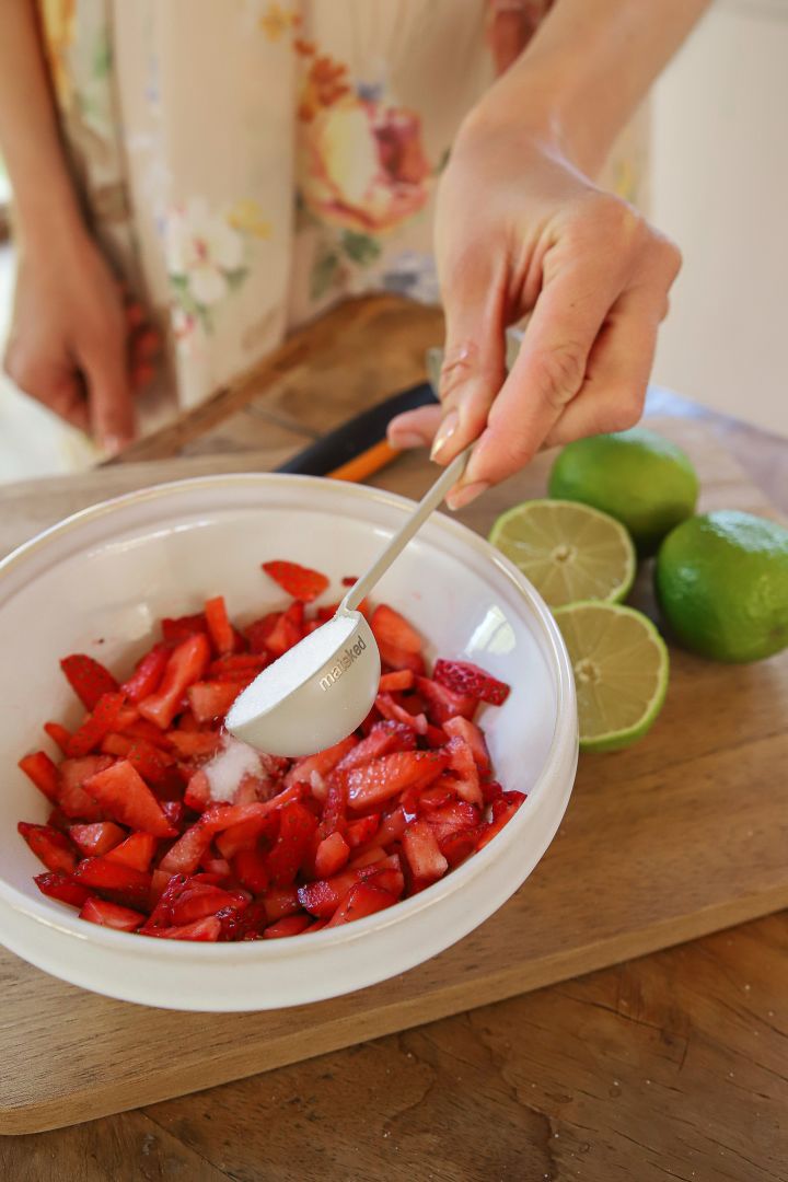 Frida Skattberg "Baka med Frida" bakar enkla tårtor till midsommar där jordgubbar är huvudinrediensen i gräddtårtan.