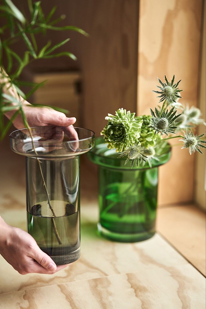 Grå glasvas i cylinderform från Kosta Boda och serien Limelight. 