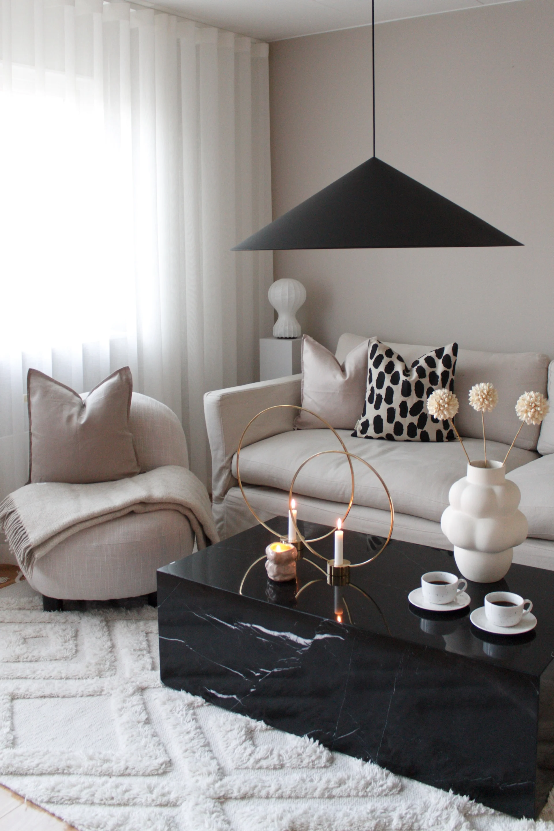 Inred med mattor – vardagsrum - här ser du Copenhagen som är en mönstrad ullmatta från Classic Collection i Ivory vit. Foto: @idasinredning