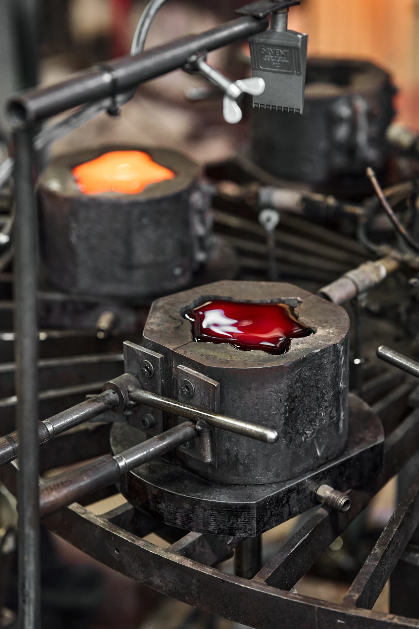 Ljusstaken The Rock har hällts i sin form och här hårdnar den.