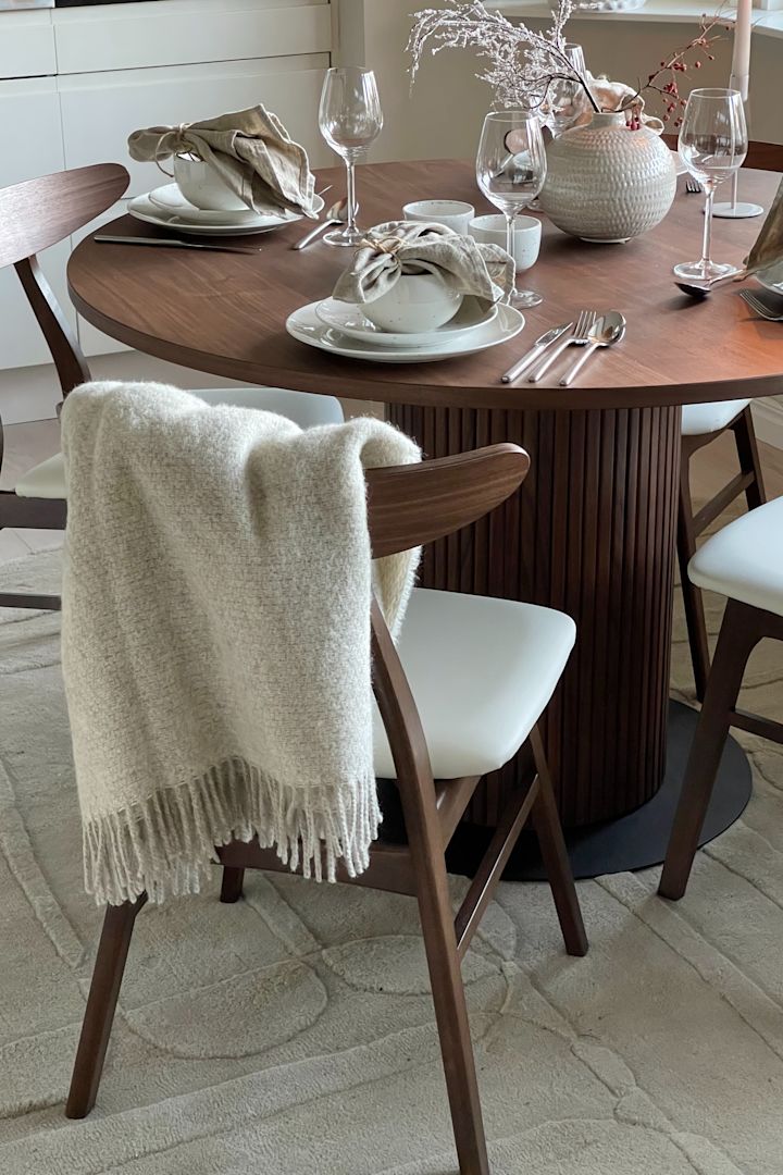 Mjuka och mysiga Sandstone ullpläd i beige från Scandi Living är en av våra 12 tips på julklappar för dig som är ute i sista sekunden! Foto: @kiaudd