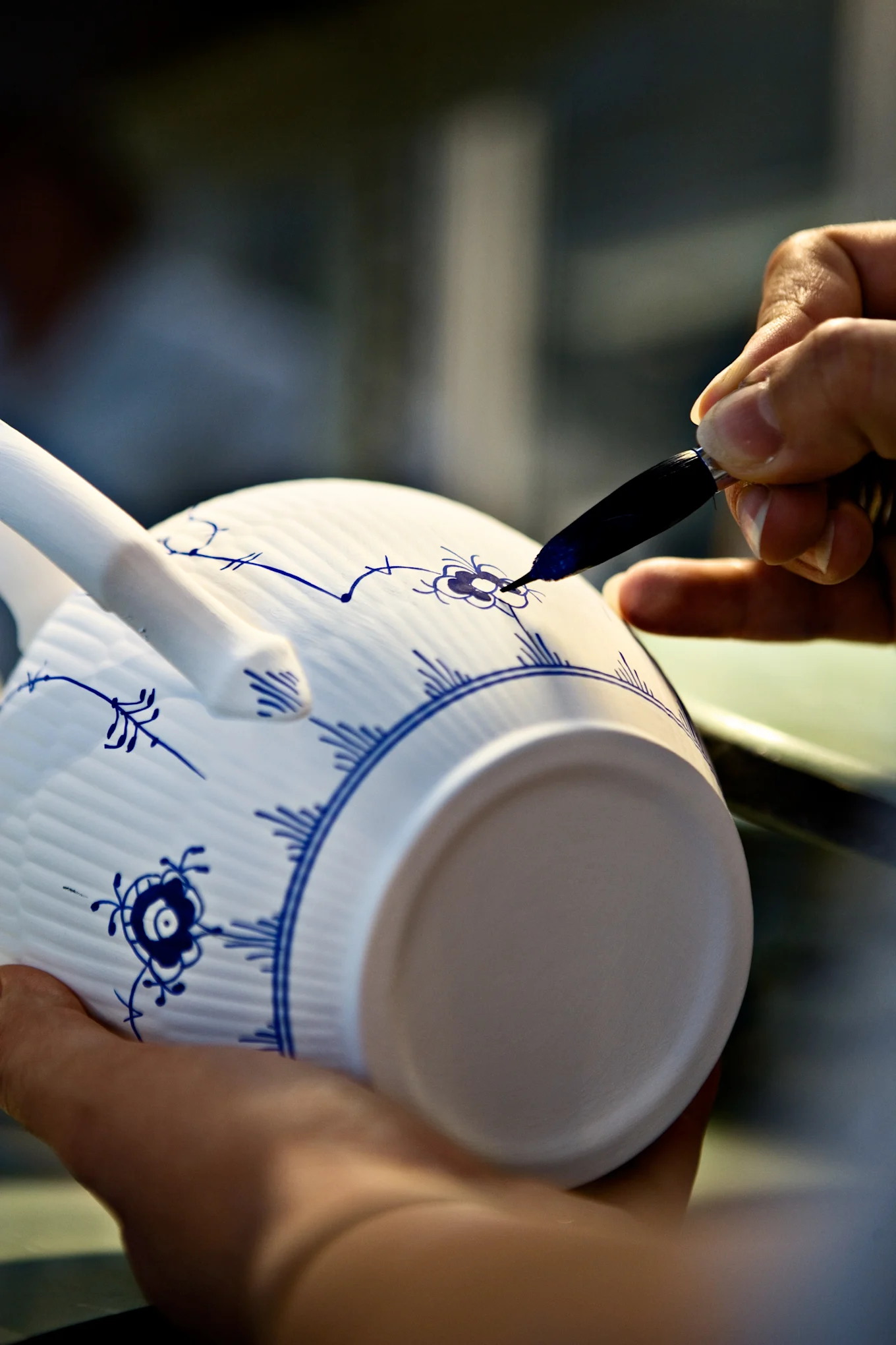 Målningsprocessen av Blue fluted plain mugg från Royal Copenhagen i klassiskt blåvitt.