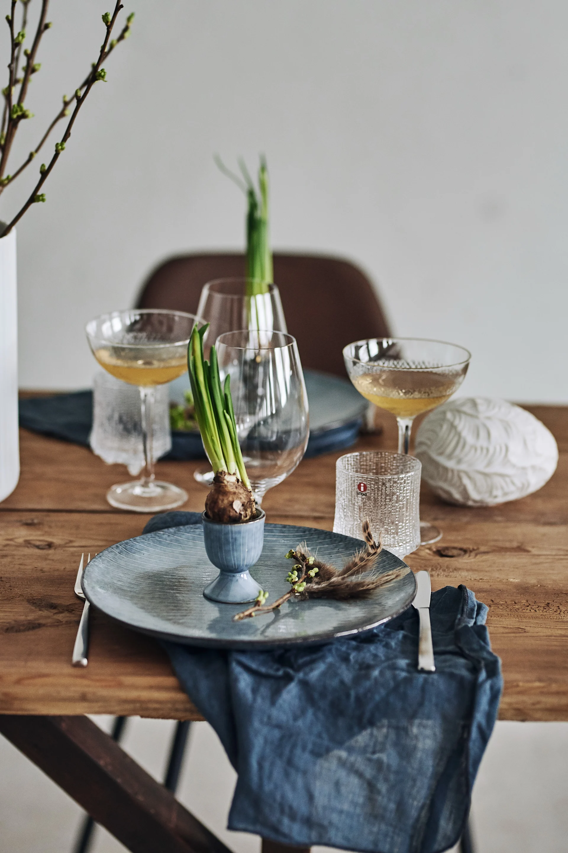 En enkel och fin påskdukning i rustik stil med porslinet Nordic Sea från Broste Copenhagen i blåa toner.