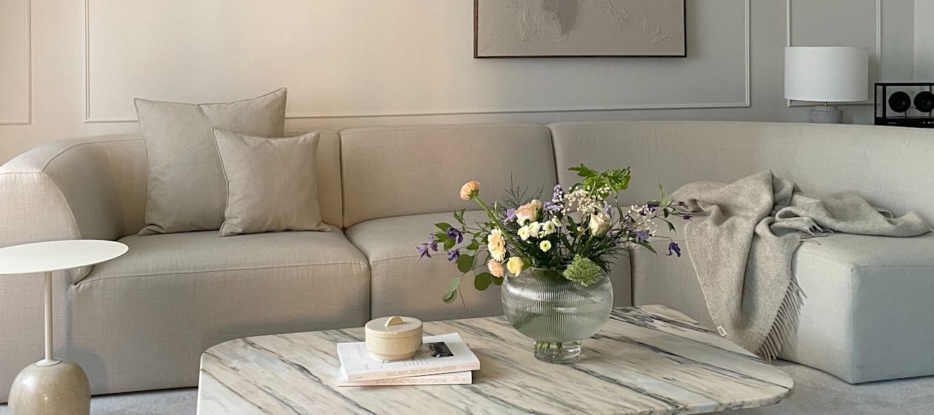 Influencern @homebynicky har gjort ”What I bought” vs ”How I styled it” och har stylat vardagsrummet med Lato bord från &Tradition tillsammans med Sphere vas från By On.
