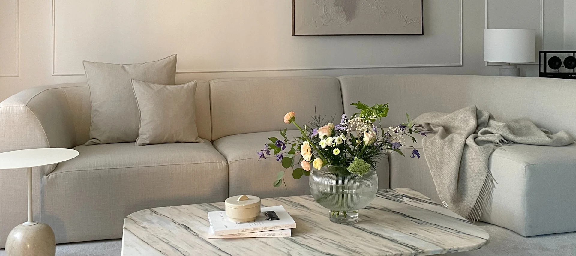 Influencern @homebynicky har gjort ”What I bought” vs ”How I styled it” och har stylat vardagsrummet med Lato bord från &Tradition tillsammans med Sphere vas från By On.