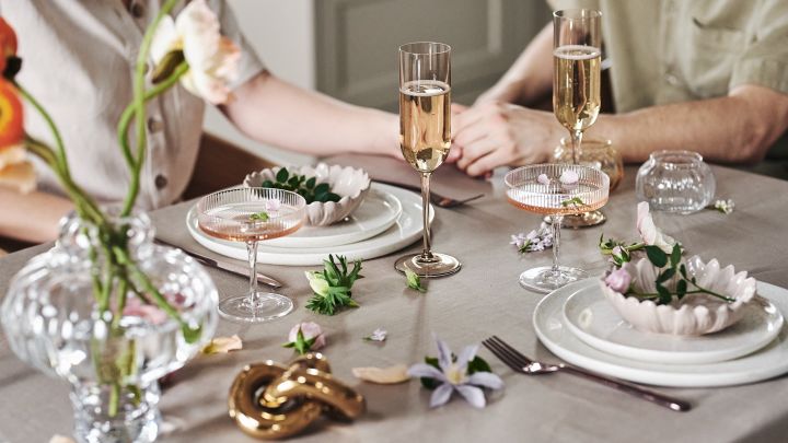 Duka romantiskt med Fiona skålar och Asparagus tallrikar från By On, medan några fina blommor vilar på bordet - perfekt till alla hjärtans dag.