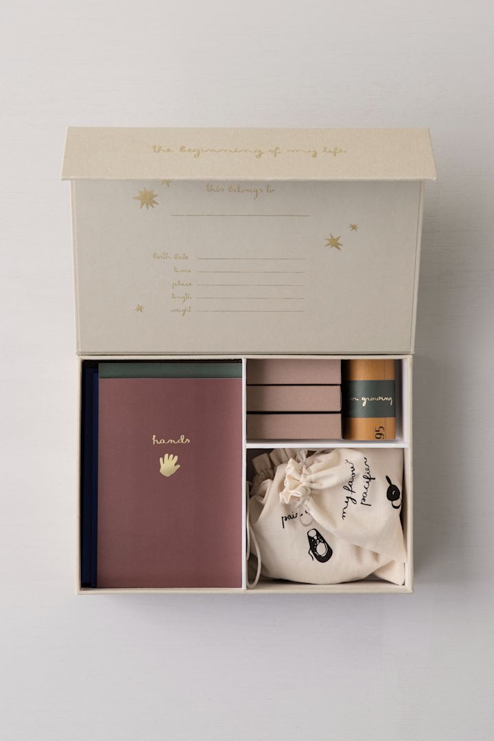 Med ferm LIVING minnesbox kan nyblivna föräldrar samla minnen från de första månaderna och åren av barnets liv, vilket gör den till en perfekt present för babyshower.