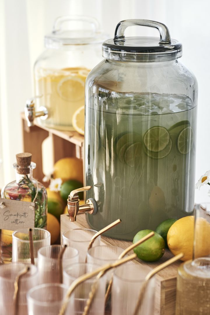 Ett enkelt drinkbord med glasbehållare med tappkran fyllda med lemonad skapar stämning på festen. 