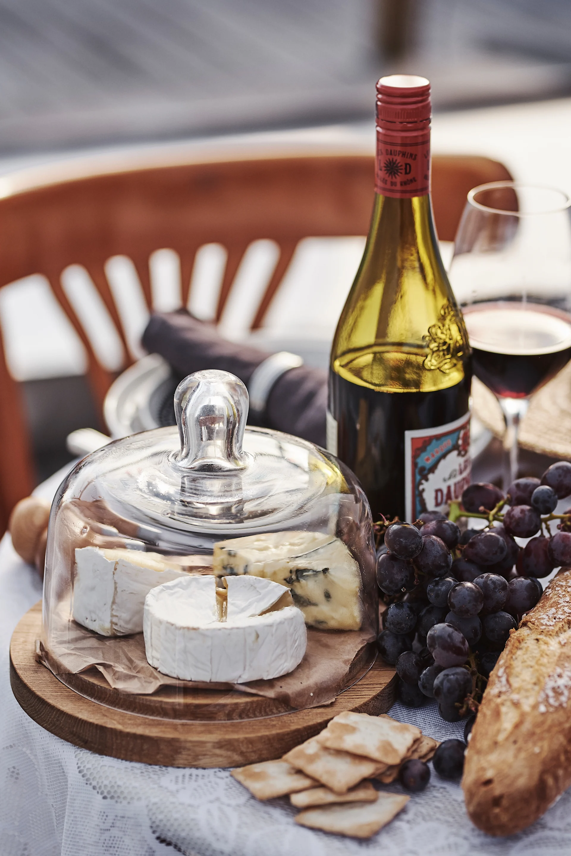 Dessertostar i Oak ostkupa från Sagaform blir både praktiskt och snyggt på den romantiska dukningen för två.