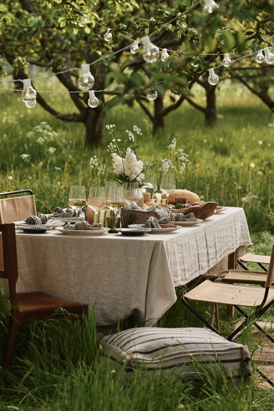 Duka till midsommar med inspiration av den bohemiska stilen - här en festdukning uppdukad i trädgården.