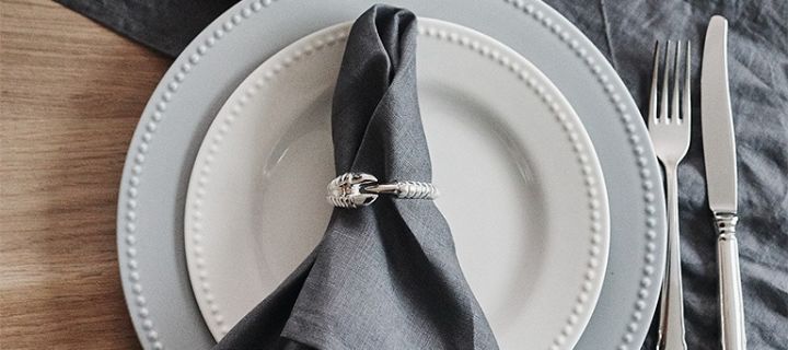 En nyårsdukning i silver med blandat porslin i gråa toner och festliga detaljer i rostfritt stål. 