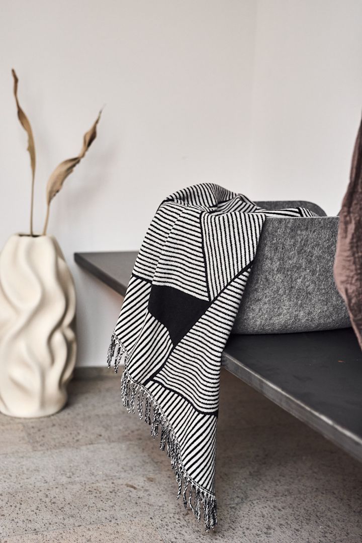 Inreda liten hall - inspiration från Muuto för att få hallen mer organiserad genom snygga och praktiska Restore förvaringskorg.