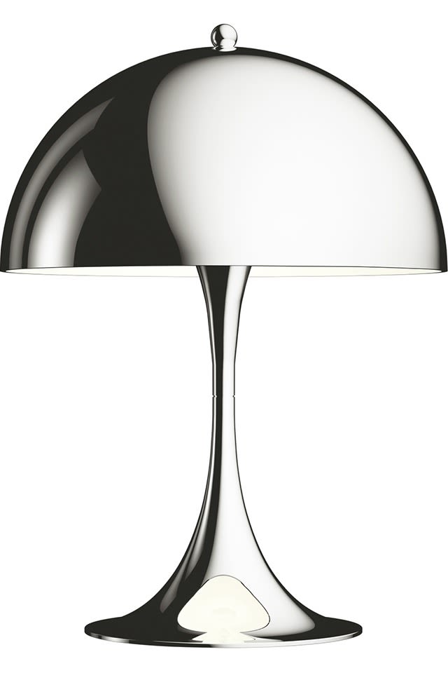 Panthella Mini bordslampa från Louis Poulsen är en klassisk designlampa i tidlös stil med en skärm och fot som tillsammans skapar mjuka ljusreflektioner. Dessutom har den inbyggd dimmer och timer.