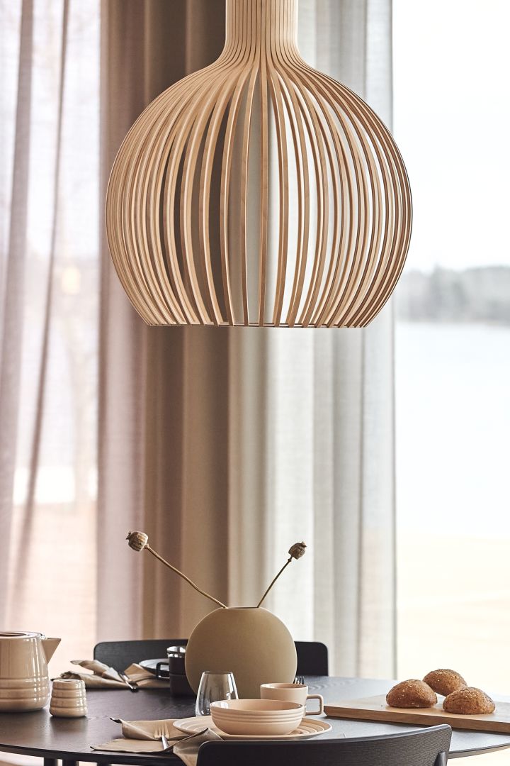 Octo taklampa från Secto Design i beige hängandes över matbordet - en av 7 beigea favoriter att satsa på i höst.