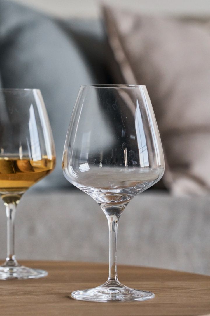 För vita viner finns olika vitvinsglas. Essence vitvinsglas från Iittala har en smal midja & rakt snitt, perfekt för druvor som Chardonnay & Riesling.