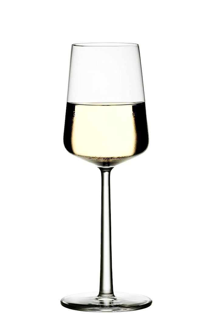 För vita viner finns olika vitvinsglas. Essence vitvinsglas från Iittala har en smal midja & rakt snitt, perfekt för druvor som Chardonnay & Riesling.