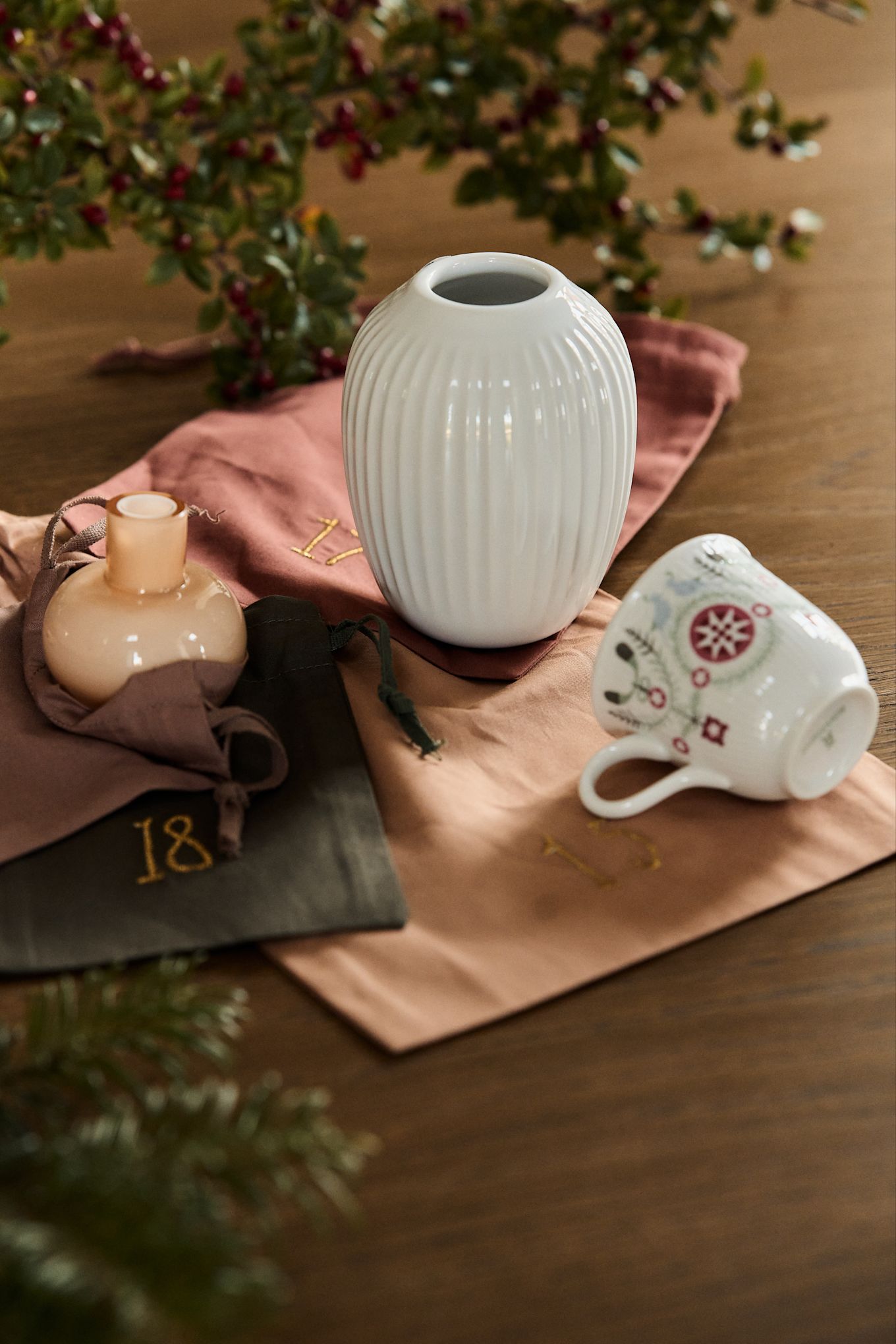 Använd Christmas countdown julkalender från ferm LIVING för att göra egen adventskalender. Lägg i Marimekko vas, Kähler vas eller R�örstrand glöggmugg.
