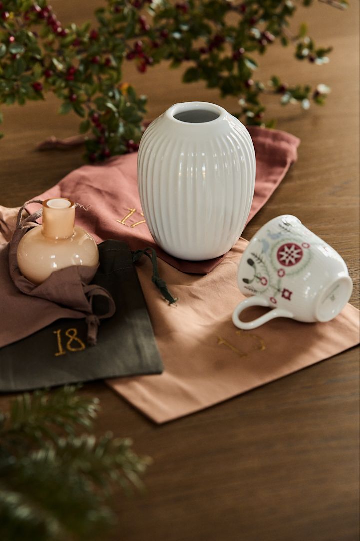 Använd Christmas countdown julkalender från ferm LIVING för att göra egen adventskalender. Lägg i Marimekko vas, Kähler vas eller Rörstrand glöggmugg.