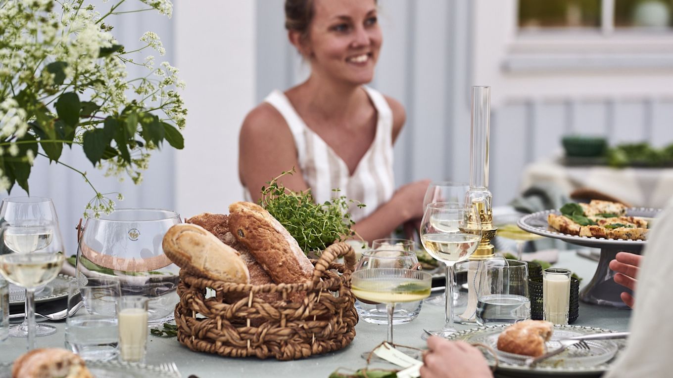 Stora brödbitar finns för gästerna att ta för sig av på trädgårdsfesten serverade ur rustik brödkorg från Bloomingville. 