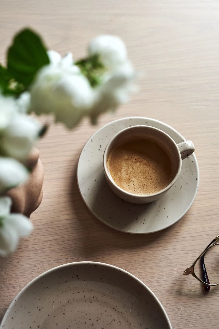 Kaffekoppar för kaffeälskare, här Freckle kaffekopp med tillhörande fat i beige från Scandi Living. Koppen är tillverkad i glaserat porslin och har ett prickigt mönster som är unikt på varje exemplar.