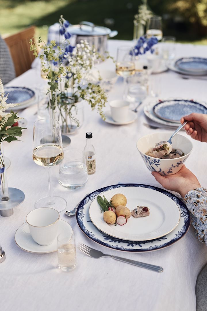 Ett blåvitt tallrikskuvert bestående av Ostindia Floris och Swedish Grace från Rörstrand är perfekt att sommarduka med. 