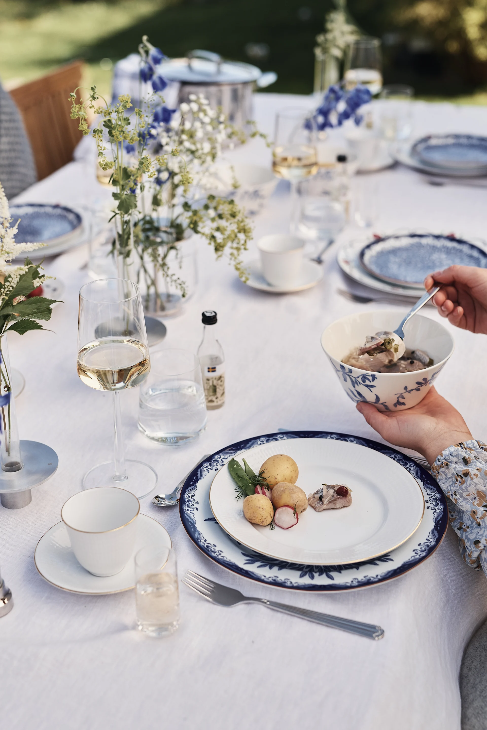 Ett blåvitt tallrikskuvert bestående av Ostindia Floris och Swedish Grace från Rörstrand är perfekt att sommarduka med.