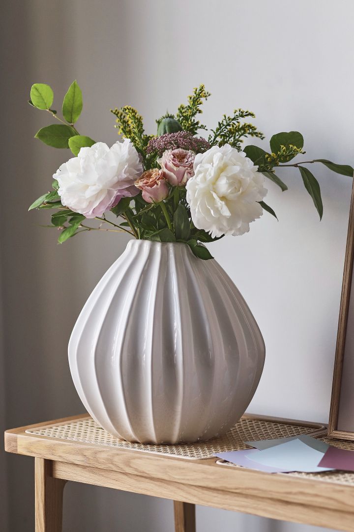 Bröllopspresent-tips - en vacker, rund vit vas som passar de flesta sorter av snittblommor. 