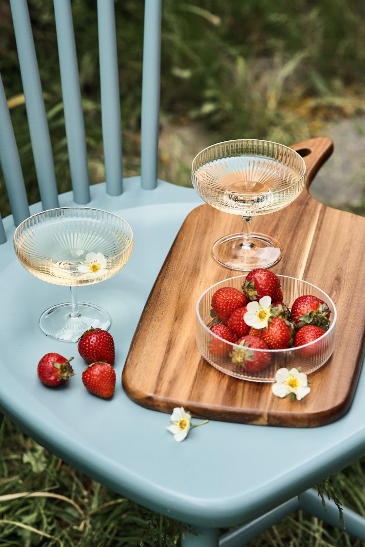 Kupade, räfflade champagneglas är perfekta att använda till svalkande sommardrinkar som kan serveras med en skål jordgubbar bredvid. 