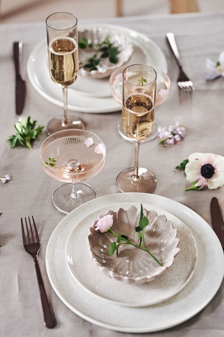 Duka romantiskt med Asparagus assiett och tallrik samt Fiona skål från By On tillsammans med champagneglasen Blomus Fuum och Ferm Living Ripple till alla hjärtans dag.