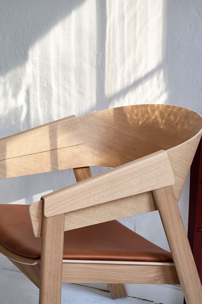 Cover stol från Muuto i ljust trä och lädersits för det hållbara hemmet.