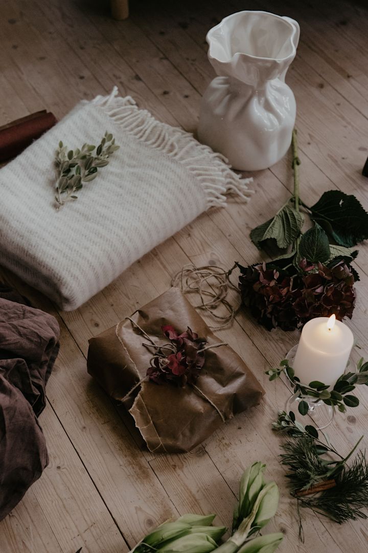 Dekorera paket och ljus med torkade juliga blommor som blir ett perfekt enkelt DIY julpyssel för vuxna och barn. Foto: Johanna Berglund @snickargladjen