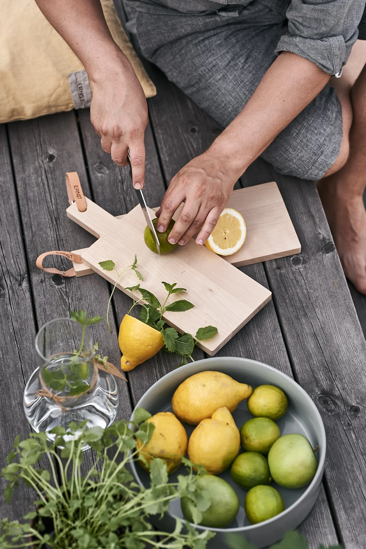 Det skivas citron och lime på terrassen för att göra svalkande lemonad till sommarlunchen.