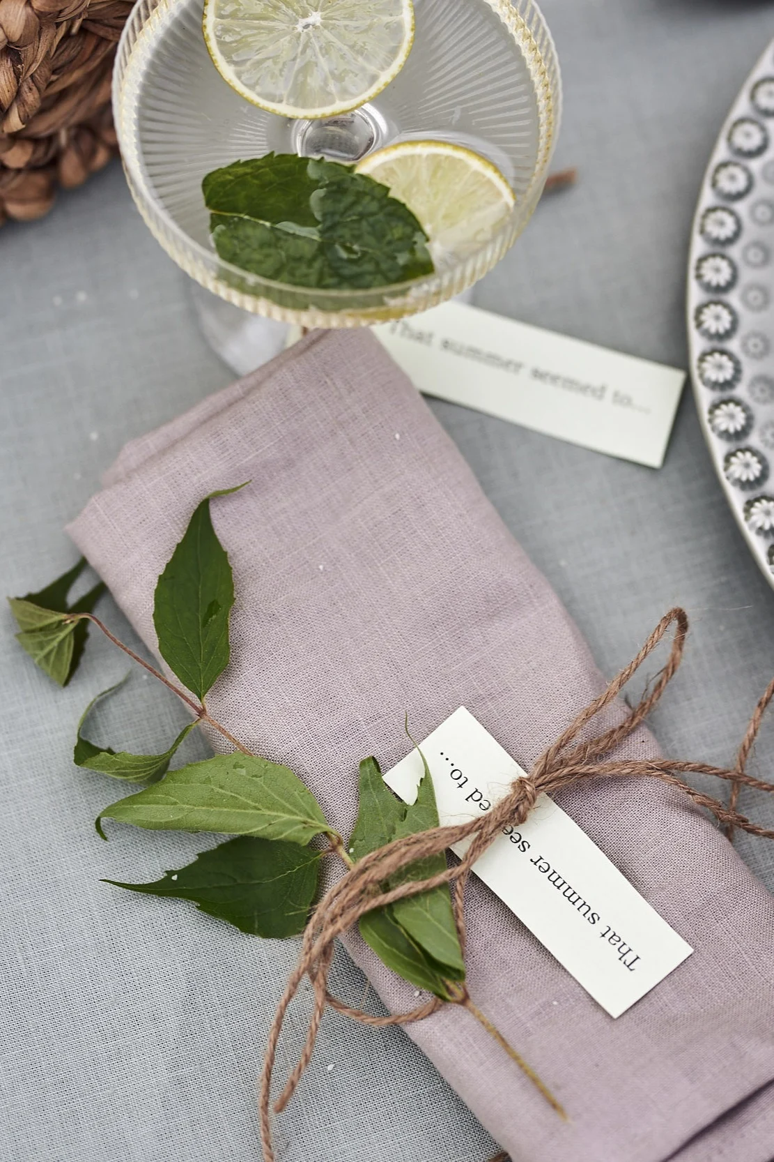 Enkel servettvikning med linneservett på en festdukning i gröna toner.