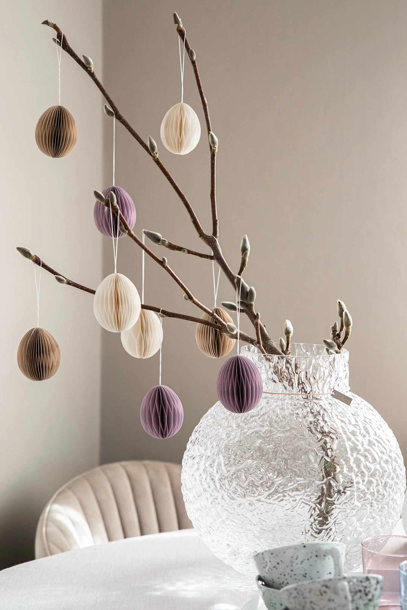 Förgyll ditt påskfirande genom att pynta ett påskris med vackra påskhängen i papper från DBKD som Baka med Frida har gjort här.