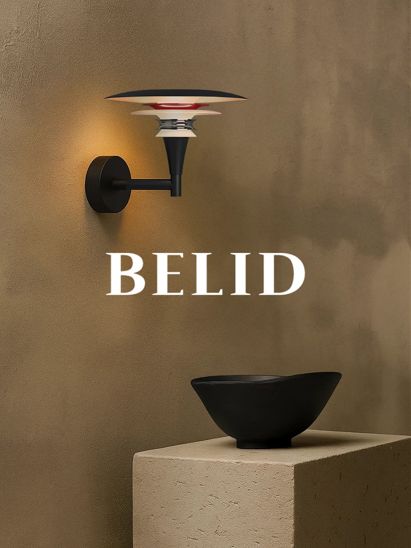 Vägglampa med lagerade skärmar belyser texturerad brun vägg. Svart skål på betongblock. Text 'BELID'.