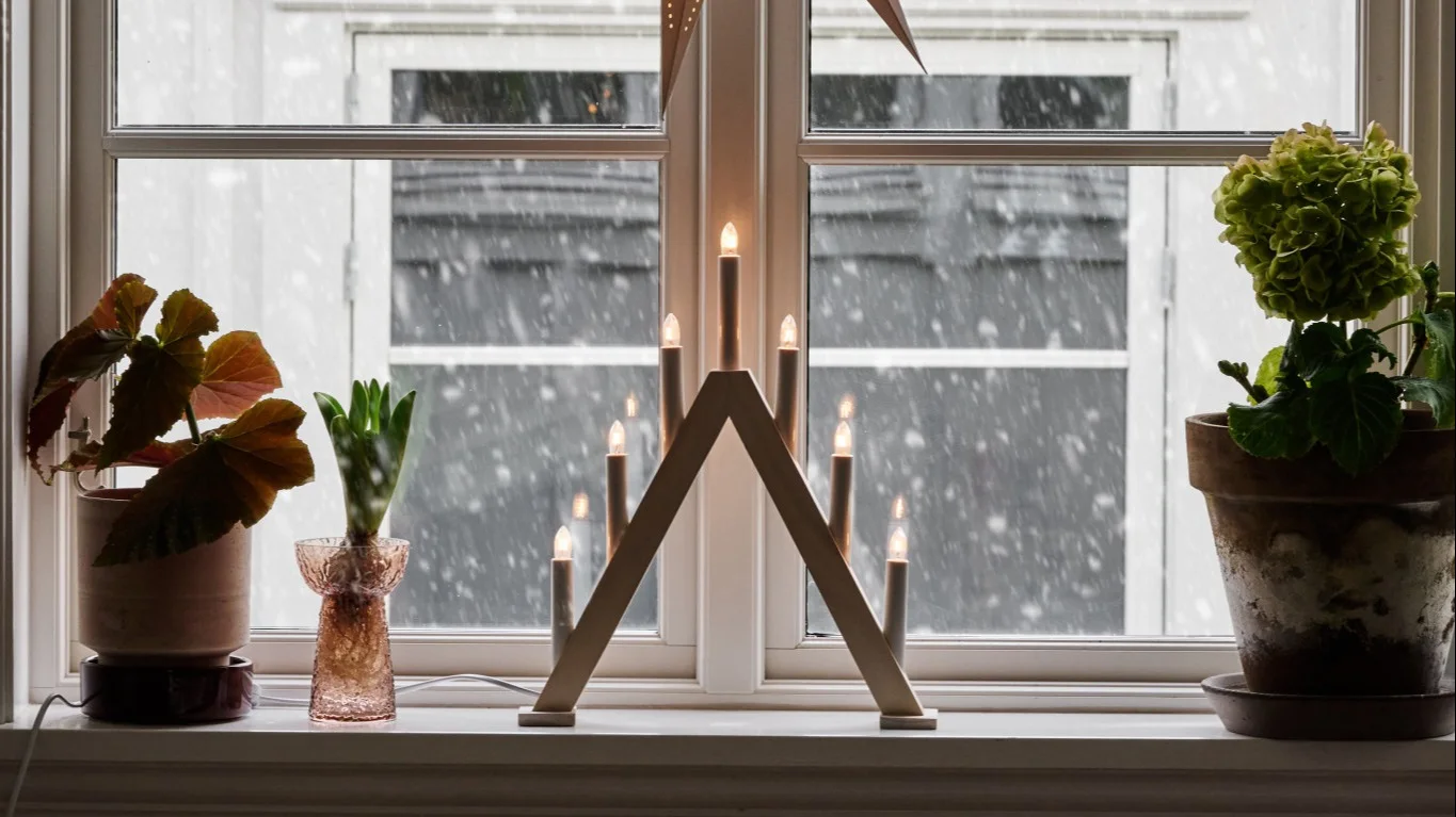 Inreda fönsterbräda – inspiration hemma hos @hannesmauritzson där Arum bordslampa från ferm LIVING och Calore ljuslyktor från Byon skapar en ombonad känsla.