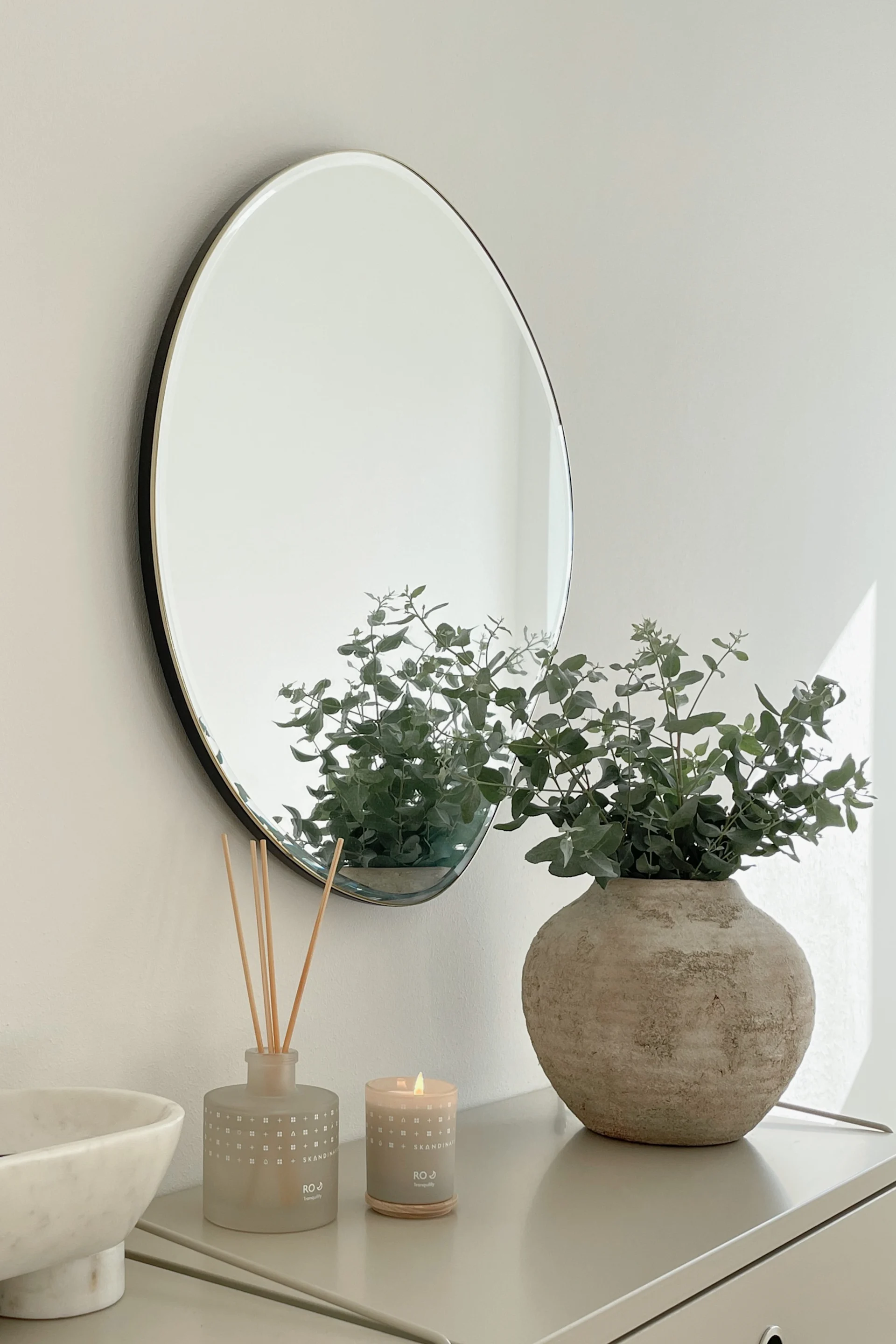 Inred enligt feng shui med Ro doftpinnar och doftljus från Skandinaviska för ett ombonat och harmoniskt sovrum. @our_home_living