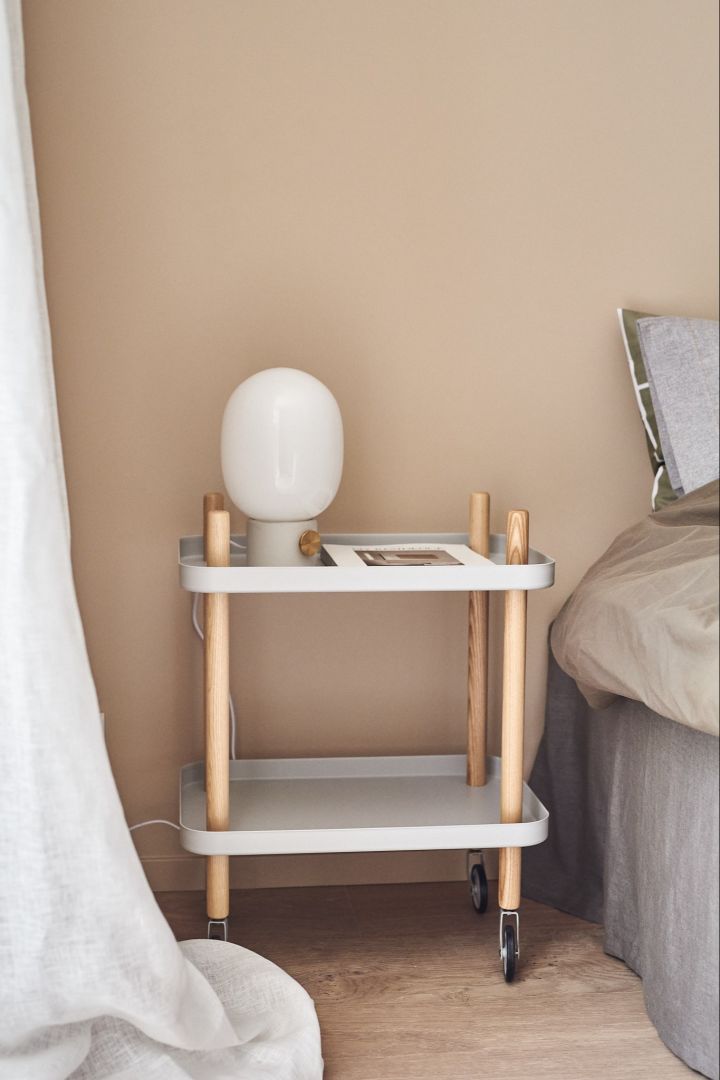 Inred ditt sovrum med stämnings- och funktionbelysning för bästa ljus. Här bordslampan JWDA på sängbordet. 