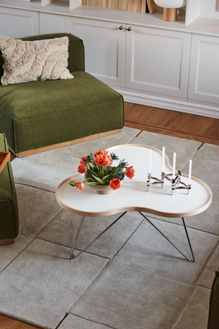 En bukett färska tulpaner står på det blommiga soffbordet från Swedese. 