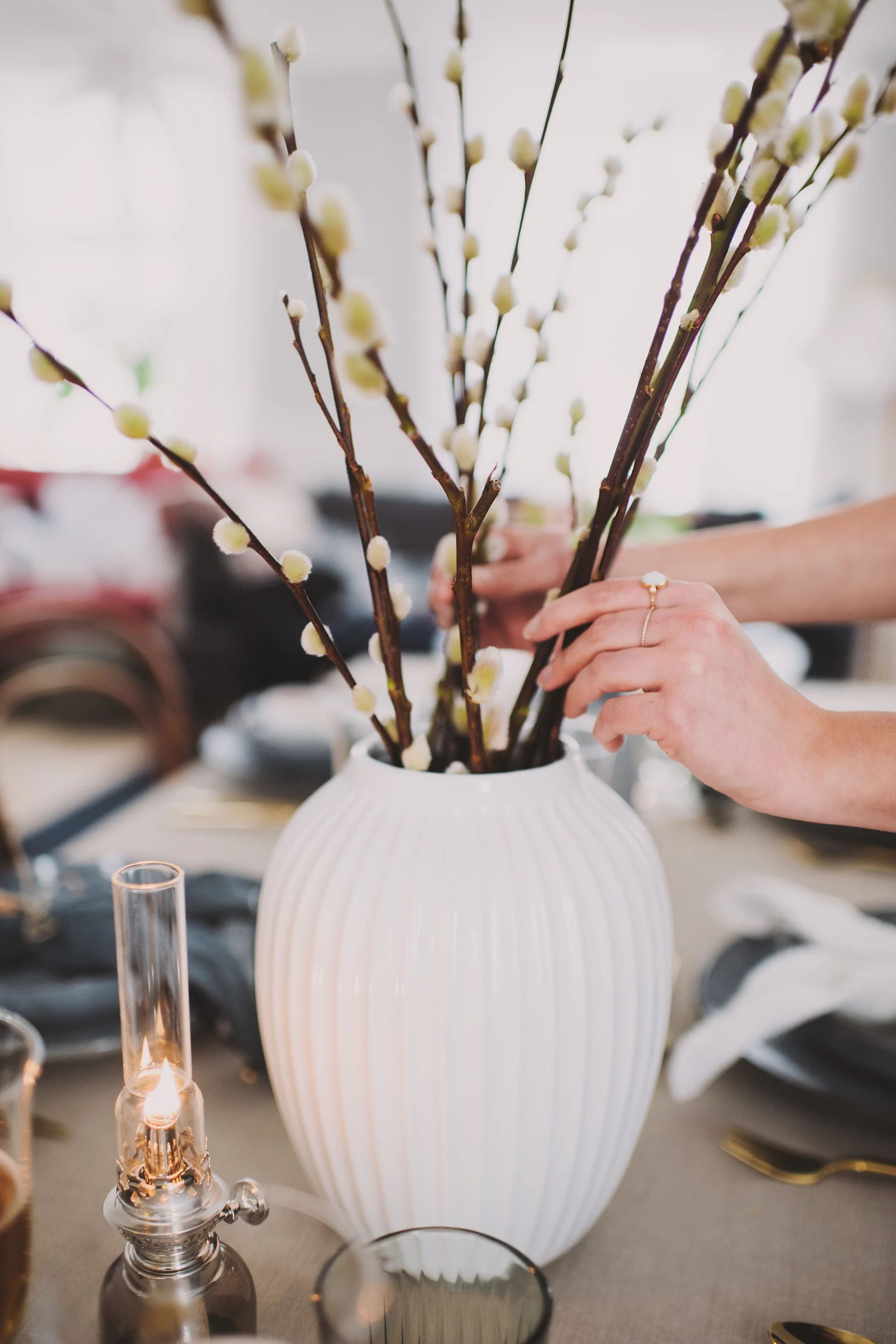 Hammershøi keramikvas blir med videkvistar en ståtlig dekoration på påskdukningen.