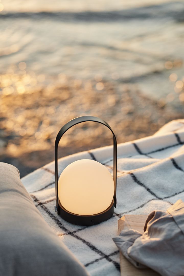 En annan sommarfavorit på din shoppinglista är denna portabla lampa från Audo Copenhagen som du kan ställa fint på picknickfilten vid stranden vid solnedgången för en myskänsla.
