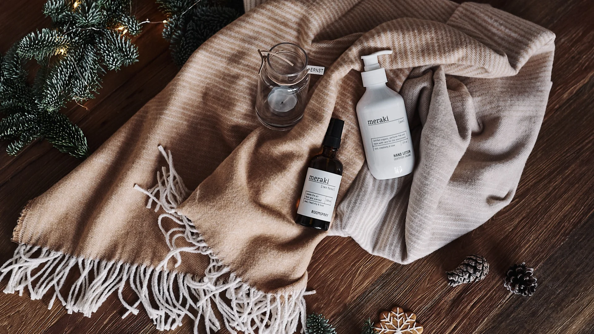 Julklappstips till flickvän och mamma är detta presentkit med pläd, handkräm och rumsspray från Meraki. 