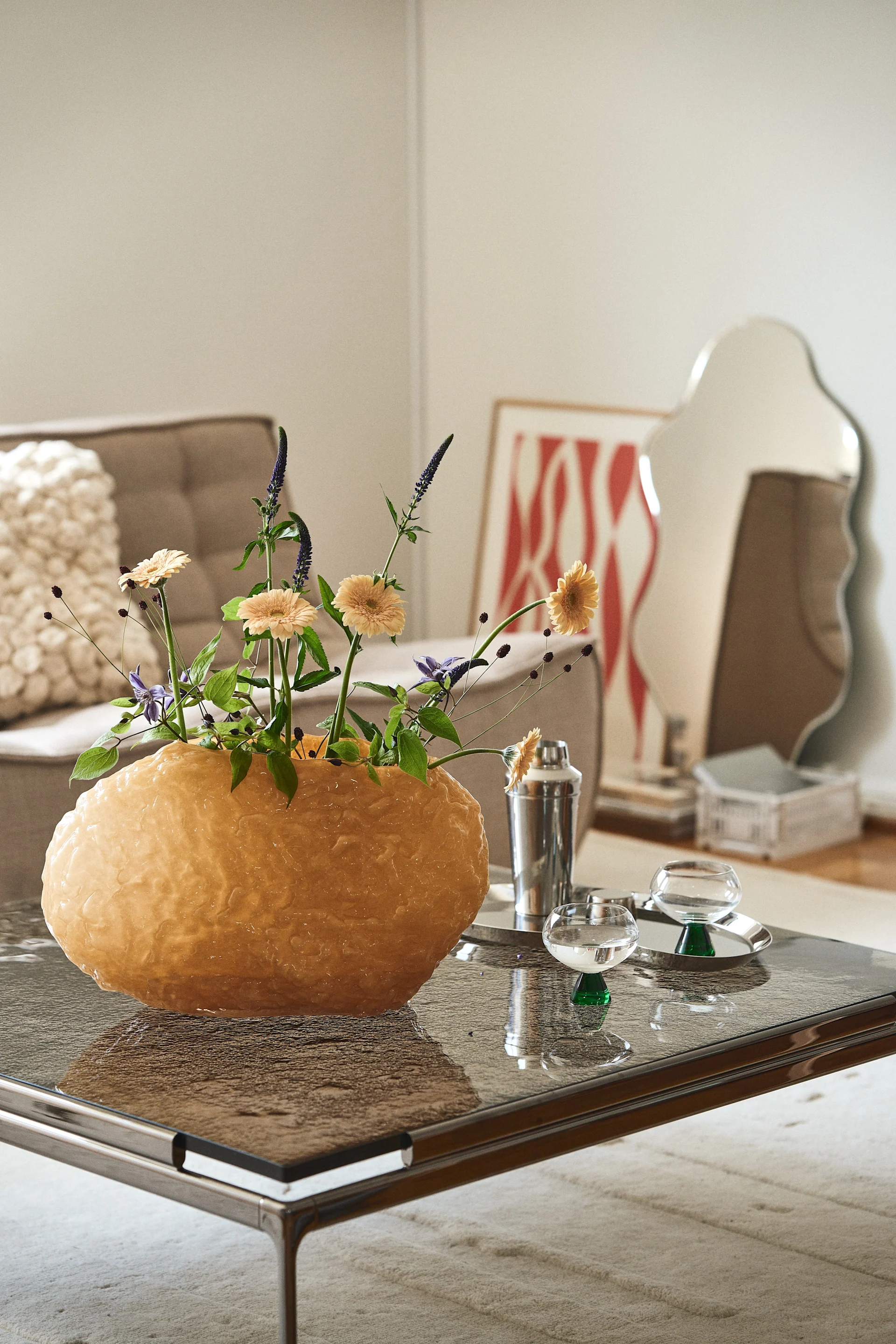 En av Byons statement pieces är Corallo-vasen som är tillverkad i handblåst glas med en tung, gedigen struktur, här i gult på soffbord med glasskiva i rökfärgat glas.