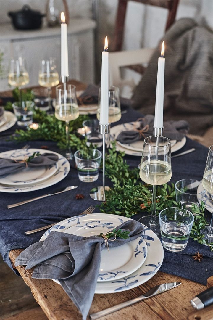 Romantisk juldukning i blått med blåvitt porslin från Nordic Nest Dining & ljusstakar från Cooee Design.